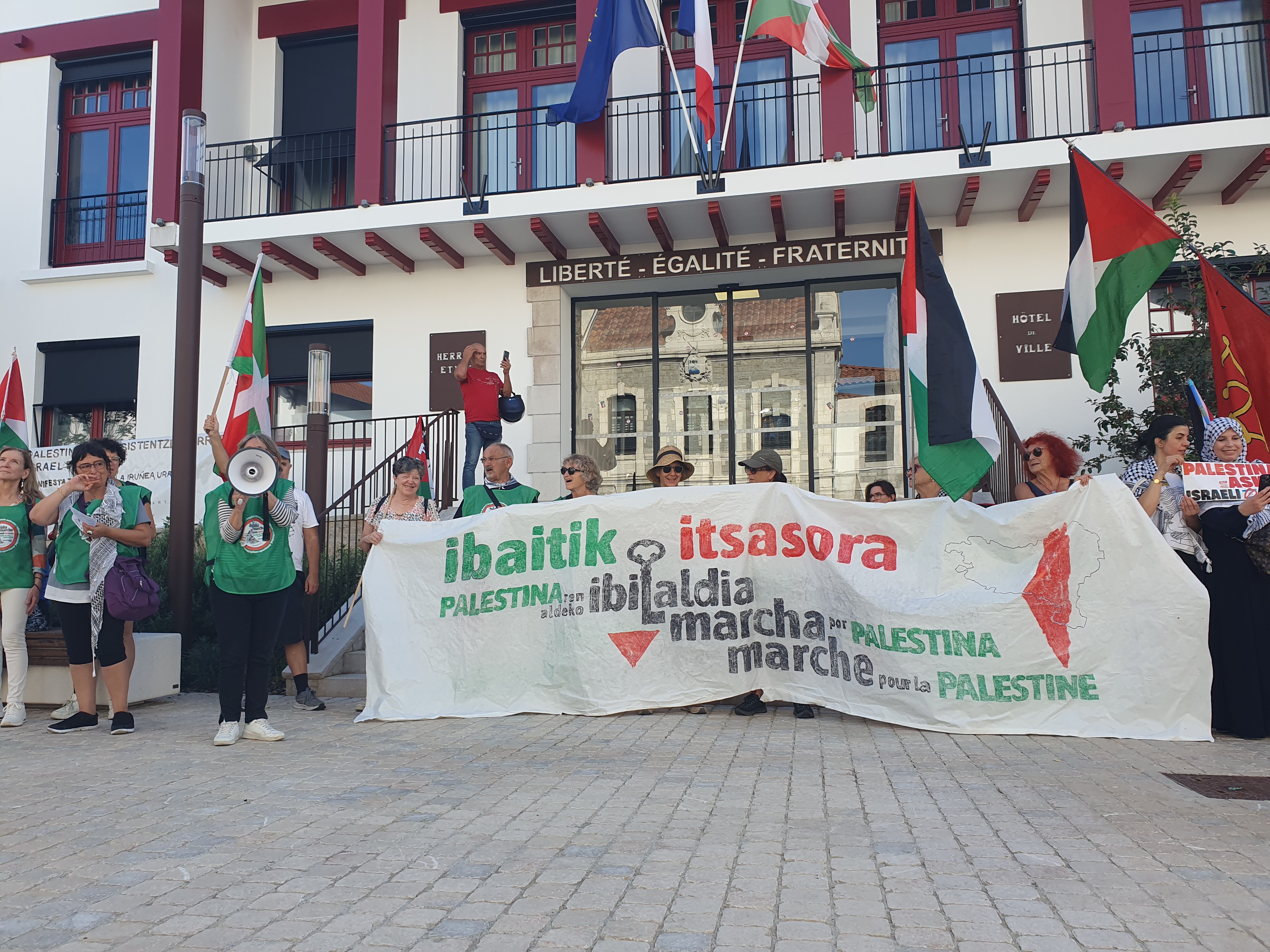 Herriko etxe aitzinean manifestariek Palestinaren aldeko mezua irakurri zuten. EUSKAL IRRATIAK